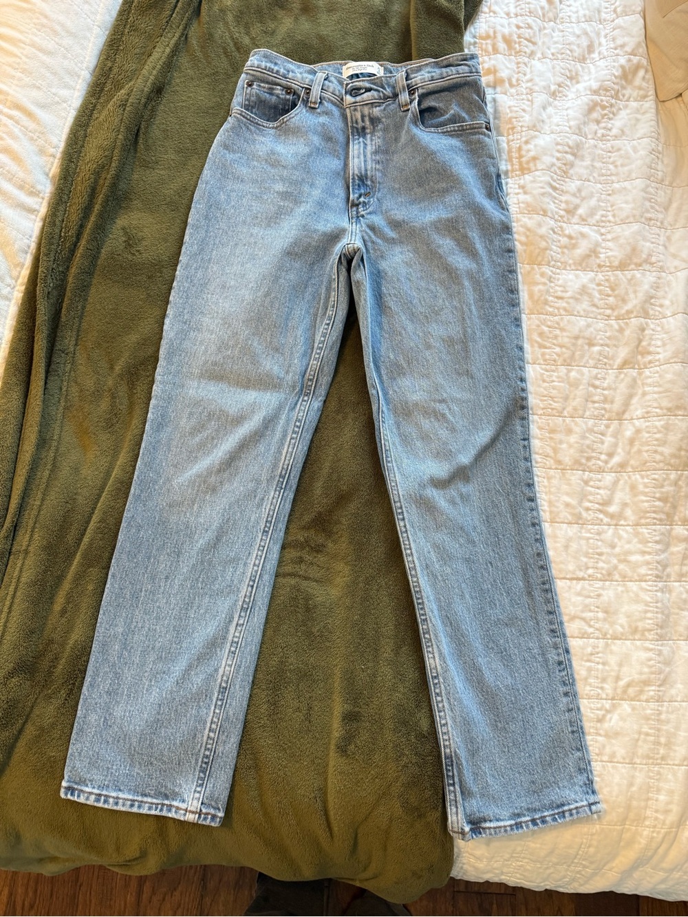 Abercrombie & Fitch The 90’s straight ultra high rise 27, 4 short